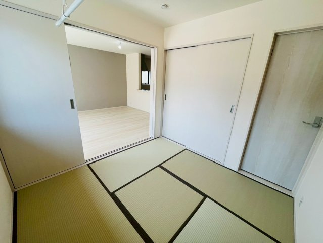 【Livele Garden】　栃木市大平町西水代　第２０　全1邸の和室|〇和室　4.5帖〇
玄関ホール側にも扉があり、リビングを通らずにお客様をお部屋へ通すことができます（＾＾）急な来客やお泊りに来られた方へのお部屋としてもご使用いただけます。
2026年4月撮影