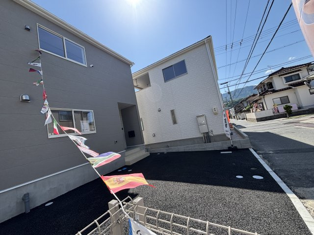 佐伯区八幡1丁目の前面道路含む現地写真