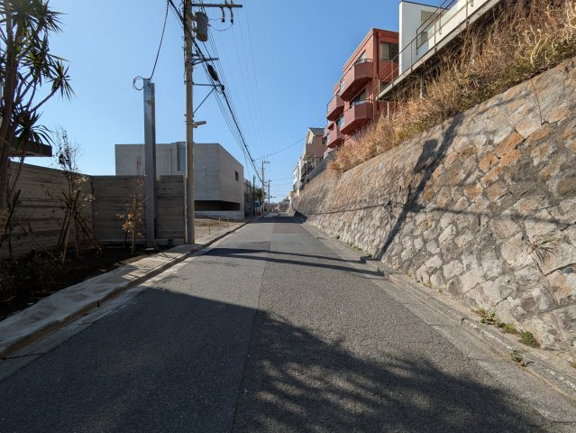 海見え！江ノ島・富士山・相模湾を臨む　湘南の特等席の前面道路含む現地写真|前面道路