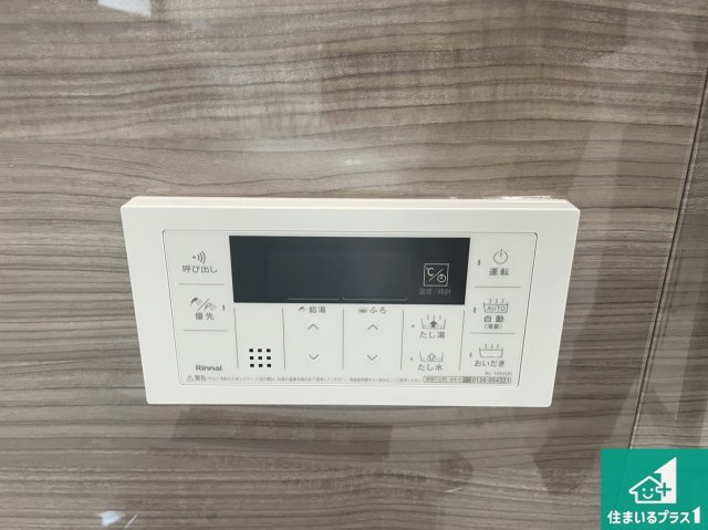 ★現地見学可能！★大津市坂本　新築一戸建てのキッチン|リビングと統一感があり、使い勝手のいいキッチン。広々としているので、二人並んで作業が出来ちゃいます。お子様と一緒に色々なお料理に挑戦できるスペースがあります。