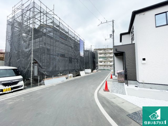 ★現地見学可能！★大津市坂本　新築一戸建ての前面道路含む現地写真|周辺は落ち着いた街並みの住宅地！子育てがしやすい住環境です！まだ未完成ですが、現地でしかわからない事もございます。是非一度ご覧ください。