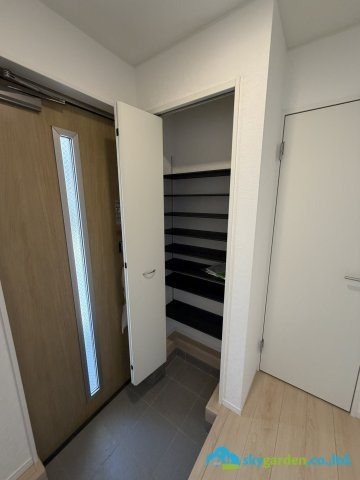 平塚市達上ヶ丘第４　新築戸建　全2棟1号棟の玄関