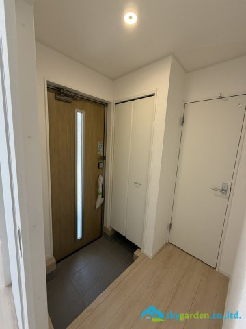 平塚市達上ヶ丘第４　新築戸建　全2棟1号棟の玄関