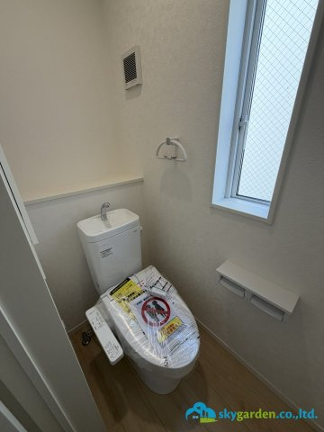平塚市達上ヶ丘第４　新築戸建　全2棟1号棟のトイレ