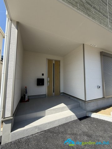 平塚市達上ヶ丘第４　新築戸建　全2棟1号棟の玄関
