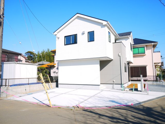 八街市富山　新築戸建の駐車場|令和7年12月築 駐車3台可能 目の前に公園があります。  リビング約16帖 浴室乾燥暖房付き
