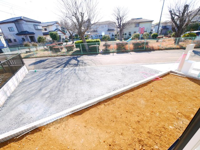 八街市富山　新築戸建の駐車場|令和7年12月築 駐車3台可能 目の前に公園があります。  リビング約16帖 浴室乾燥暖房付き
