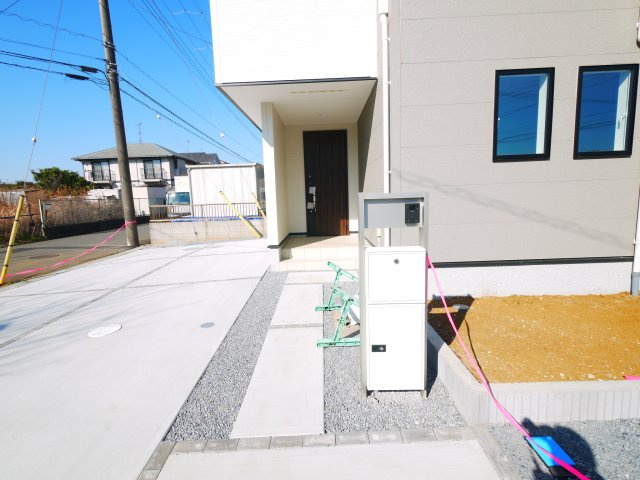 八街市富山　新築戸建の玄関|令和7年12月築 駐車3台可能 目の前に公園があります。  リビング約16帖 浴室乾燥暖房付き