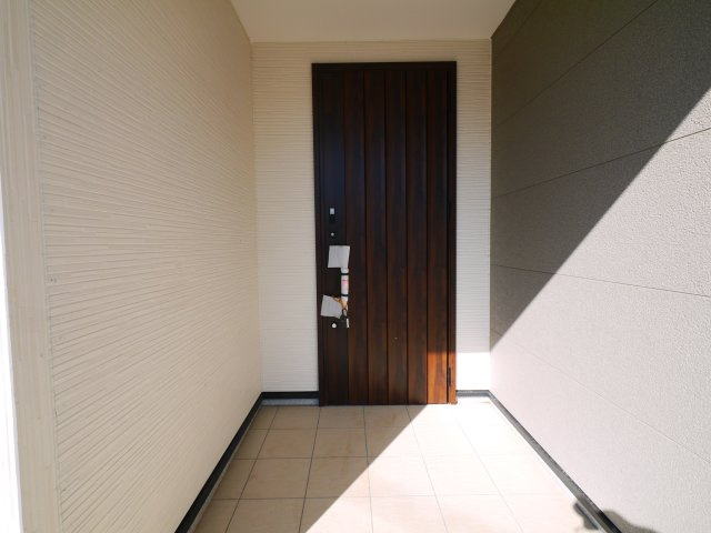 八街市富山　新築戸建の玄関|令和7年12月築 駐車3台可能 目の前に公園があります。  リビング約16帖 浴室乾燥暖房付き