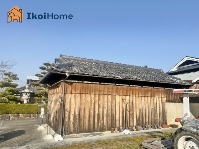 神戸市西区岩岡町野中　中古戸建のエントランス|●年中無休：当日予約可●物置もございます！なんでも収納が可能！現地御覧ください！