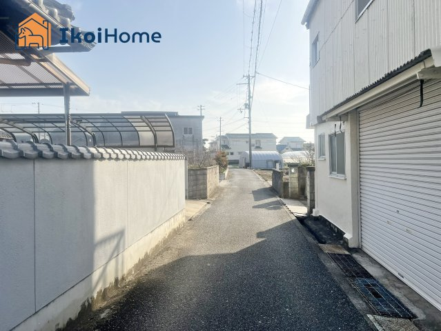 神戸市西区岩岡町野中　中古戸建の玄関|●年中無休：当日予約可●近隣は緑豊かな環境です！前面道路は狭いですが、交通量は少なく安心！