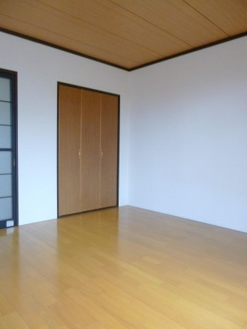 タカシマハイツ【キャッシュバック対象物件】の居間・リビング|ゆったりとした居間です