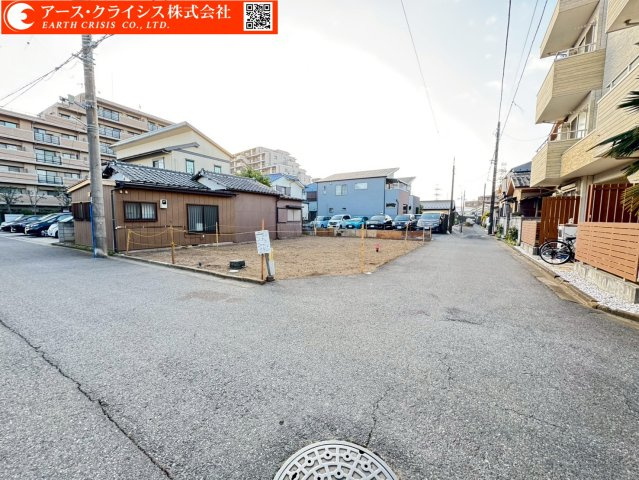 【前面道路含む現地写真】 | 船橋市山手212②　全2区画 | お気に入りのハウスメーカーや工務店で建築可能。デザインも間取も自由に決められるので、「自分たちらしい暮らし」を実現できます。日常に便利さと穏やかさを兼ね備えてた、立地はいかがでしょうか。
