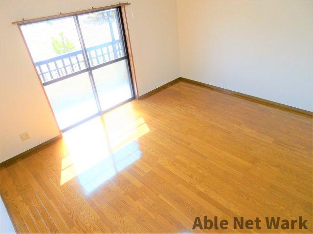 神栖市太田のアパートの居間・リビング|洋室別角度