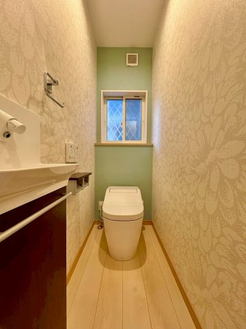 栗東市林　中古戸建てのトイレ|明るく清潔感のあるトイレ。見た目もすっきりとしたタンクレストイレを採用しています。