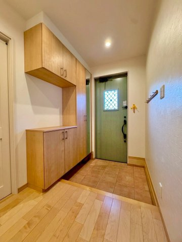 栗東市林　中古戸建ての玄関|ナチュラルな印象の玄関には、シューズボックス完備です。