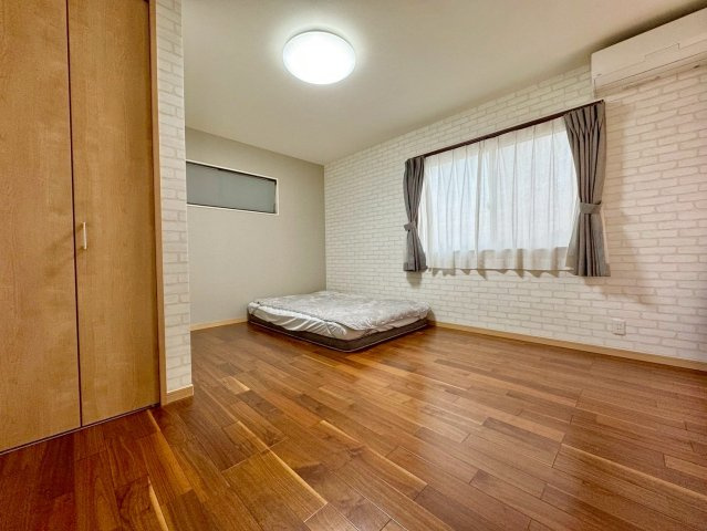 栗東市林　中古戸建ての洋室|2F 9帖洋室。WIC完備です。