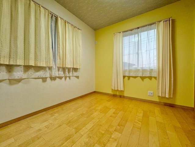 栗東市林　中古戸建ての洋室|黄色のアクセントクロスが印象的な2F 9帖洋室。