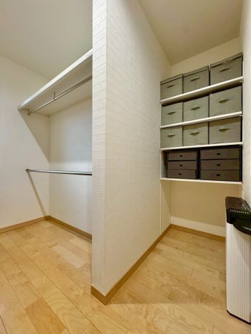 栗東市林　中古戸建ての収納|ご家族のお洋服などをまとめて収納しておける、1F 納戸スペース。