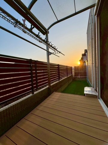 栗東市林　中古戸建ての庭|休日のくつろぎが広がるウッドデッキ付きです。