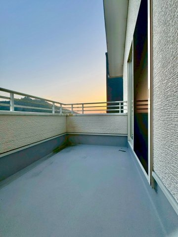 栗東市林　中古戸建てのバルコニー|南面バルコニーは陽当たりが良く、お洗濯物もすっきりと乾きます。