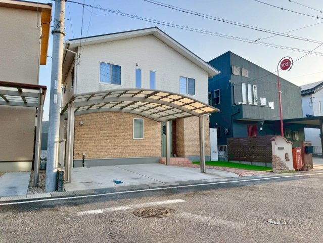 栗東市林　中古戸建ての駐車場|カーポート2台分付き。