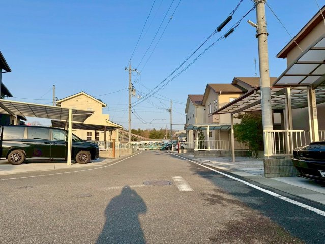 栗東市林　中古戸建ての前面道路含む現地写真|前道ゆったり6ｍあるので、お車の出し入れも楽々です。