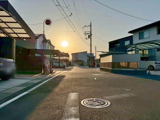 栗東市林　中古戸建ての前面道路含む現地写真|閑静な住宅地でのびのびと暮らせます。