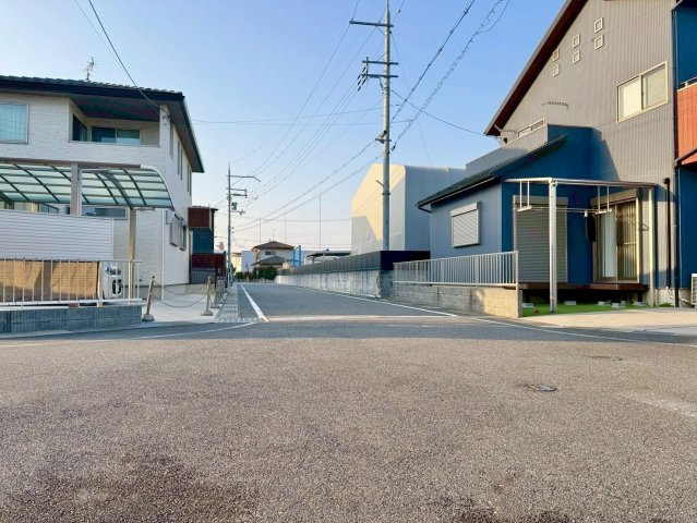 栗東市林　中古戸建ての前面道路含む現地写真|コンビニまで徒歩8分。