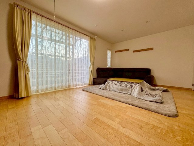 栗東市林　中古戸建ての居間・リビング|ペット専用設備が付いており、ペットと暮らしたい方にもおすすめのお住まいです。