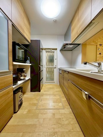 栗東市林　中古戸建てのキッチン|家事をしながらご家族との会話を楽しんだり、TVを観ることができるカウンターキッチンです。