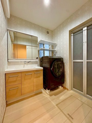 栗東市林　中古戸建ての独立洗面台|清潔感のある洗面脱衣スペースです。