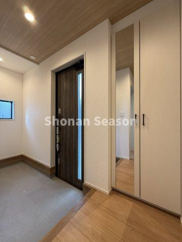 【玄関】 | ただいま・おかえりが行き交うキレイな玄関スペース！
シューズインクローク付で、履物が増えても片付きます♪