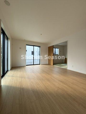 【居間・リビング】 | 各自プライベート空間が持てる和室込みの4LDK◎
リビングとの一体利用ももちろん可能です♪