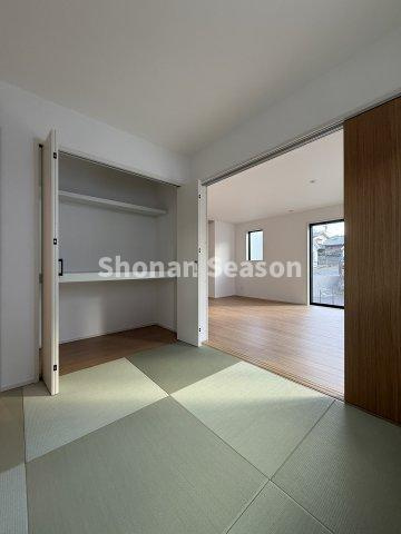 【和室】 | リビング繋がりの和室は、育児・家事・客間にピッタリ！
間仕切りを開放すれば、大空間が広がりますよ♪