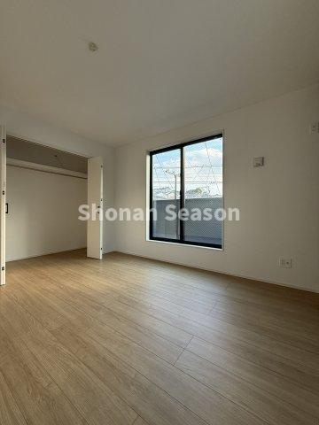 【洋室】 | スペース十分なプライベートルームは、２階に３部屋ございます♪
