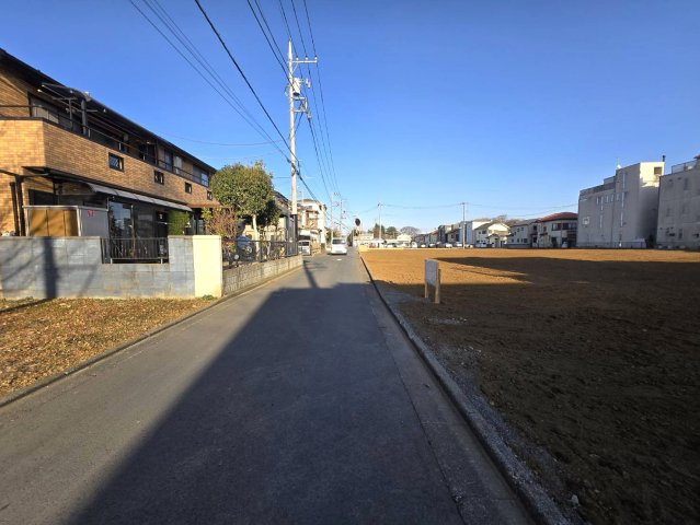 入間郡三芳町大字北永井の売地の前面道路含む現地写真