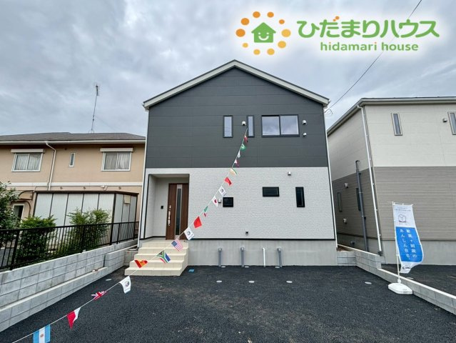 行田市天満　第2　新築一戸建て　クレイドルガーデン　02の外観|流行に左右されない洗練されたシンプルモダンな佇まいです！お友達を招いたときにも自慢したくなる格好良さがありますね！前面にしっかりスペースが確保されているので、採光や通風もバッチリ確保できます♪