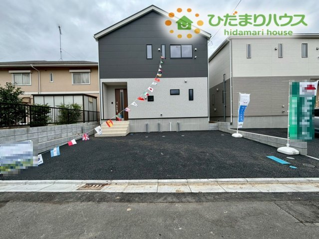 行田市天満　第2　新築一戸建て　クレイドルガーデン　02の駐車場|敷地内にはお出かけや毎日の送迎に便利なカースペースを配置！段差が少なくフラットな設計になっているので、小さなお子様と手をつないだ状態や、たくさん買い物をして荷物が多い日でもスムーズに移動できます！