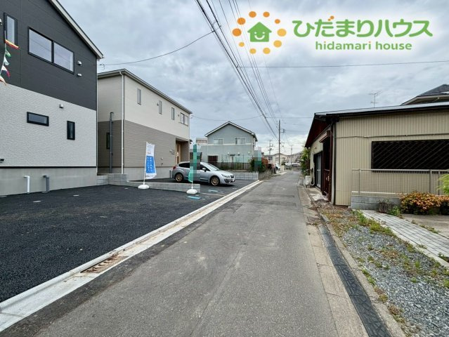 行田市天満　第2　新築一戸建て　クレイドルガーデン　02の前面道路含む現地写真|車の出し入れが苦手な方でも焦らず落ち着いて運転できる、ゆとりある幅員の前面道路です！見通しが良く、車の通り抜けも少ない環境なので、小さなお子様と一緒に歩くときも焦らず安全に行き来ができますね！