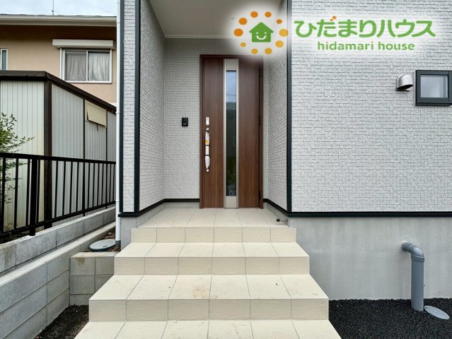 行田市天満　第2　新築一戸建て　クレイドルガーデン　02のエントランス|雨の日でも傘をさしながら落ち着いて鍵を開けられる、屋根付きのスマートな玄関アプローチです！ベビーカーを一時的に置いておくスペースにも困りません♪毎日気持ちよく家族を送り出せる明るい空間です！