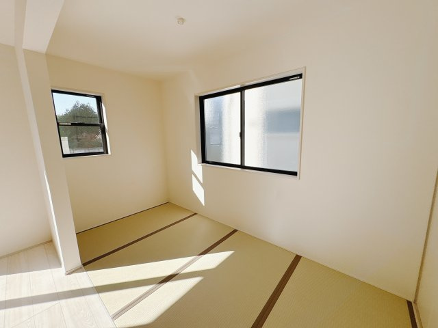 【LiveleGarden】下野市小金井 第5 全4邸の和室|〇2号棟タタミコーナー〇
リビングと一体で広く利用でき、座ってくつろげる和の空間です。転んでもケガのない畳はお子様のプレイルームとしてもおすすめです。
※2026年1月撮影