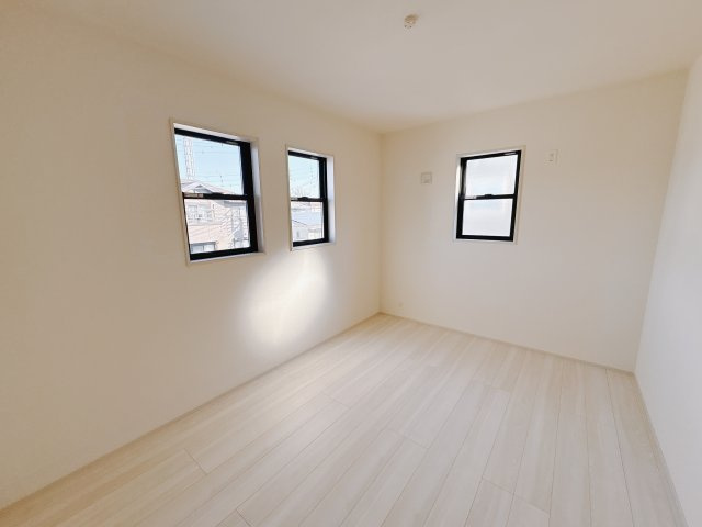【LiveleGarden】下野市小金井 第5 全4邸の洋室|〇2号棟2F洋室6帖〇
2階居室にも日差しが注ぎ、心地よい空間です。各居室に備えたクローゼットは住みやすさへのこだわりです。
※2026年1月撮影
