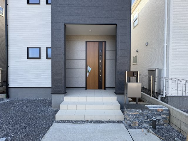 【LiveleGarden】下野市小金井 第5 全4邸の玄関|〇2号棟玄関ポーチ〇
雨の日でも安心な屋根付き、人感センサー照明付き玄関ポーチ。カードキー対応、お荷物の多い日でもラクラク開錠！シンプルかつスタイリッシュなポストが標準装備。
※2026年1月撮影