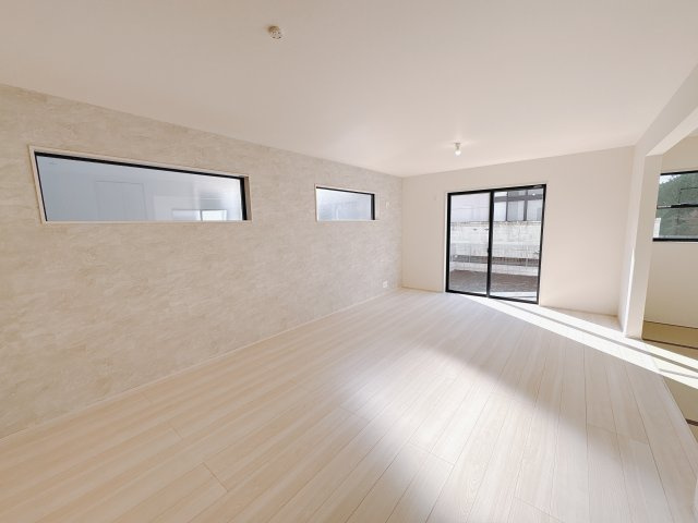 【LiveleGarden】下野市小金井 第5 全4邸の居間・リビング|〇2号棟LDK18帖〇
大画面TVの設置場所にも困らない、インテリアプランが考えやすい広々リビング♪
家族団らんの時間も増えそうです！
※2026年1月撮影