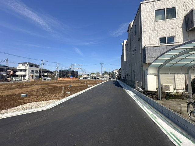 入間郡三芳町大字北永井の売地の前面道路含む現地写真