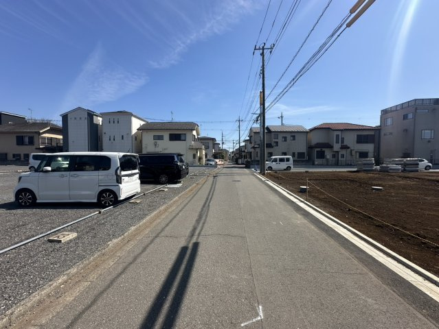 入間郡三芳町大字北永井の売地の前面道路含む現地写真