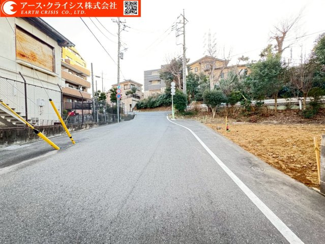 【前面道路含む現地写真】 | 船橋市市場411① | まるで自然が設計したような土地形状。変化に富んだ地面のラインが、建物に個性深みを与える。平らではない、景色と調和するアートな住まいをここに。