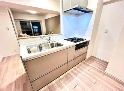 【キッチン】 | 尼崎スカイハイツ | 料理をしながらリビングで遊ぶお子様の様子を見守ることができる対面式キッチン