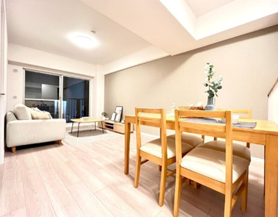 【居間・リビング】 | 尼崎スカイハイツ | 南面バルコニーに面した明るいリビング